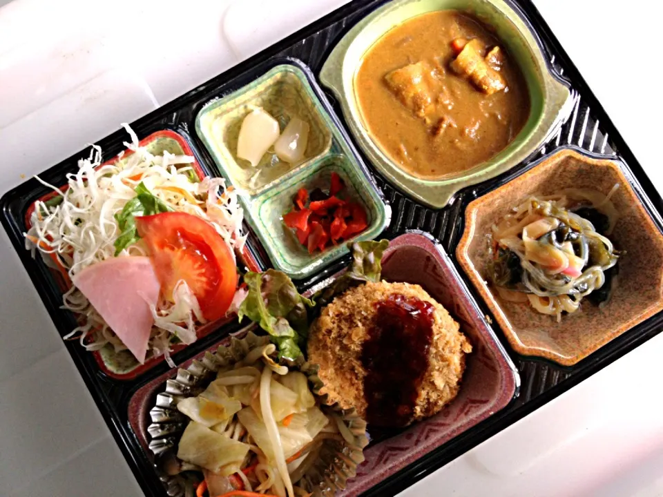 Snapdishの料理写真:日替り弁当 野菜いっぱいポークカレー|kurita820さん