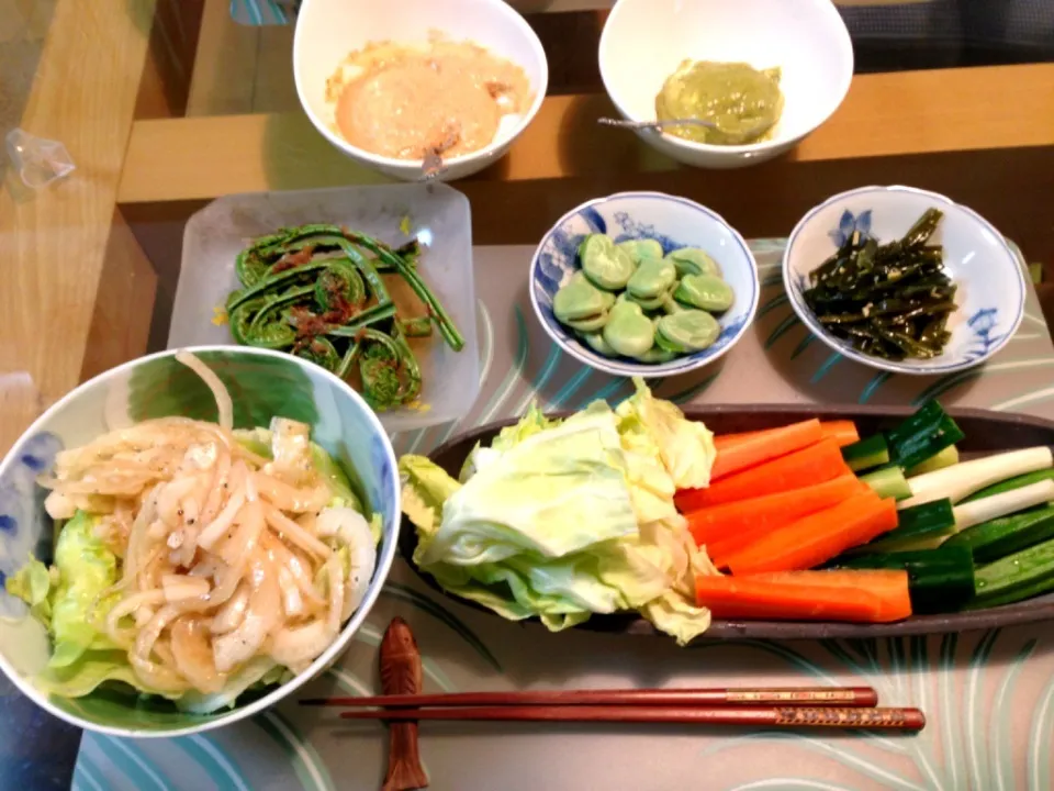 居酒屋メニュー    こごみのお浸し。野菜スティック。新玉ねぎのサラダ。そら豆。茎ワカメ|Tomokoさん