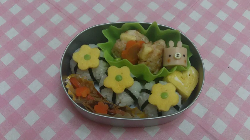 Snapdishの料理写真:お花の手まりおにぎり弁当♪|かおりんさん