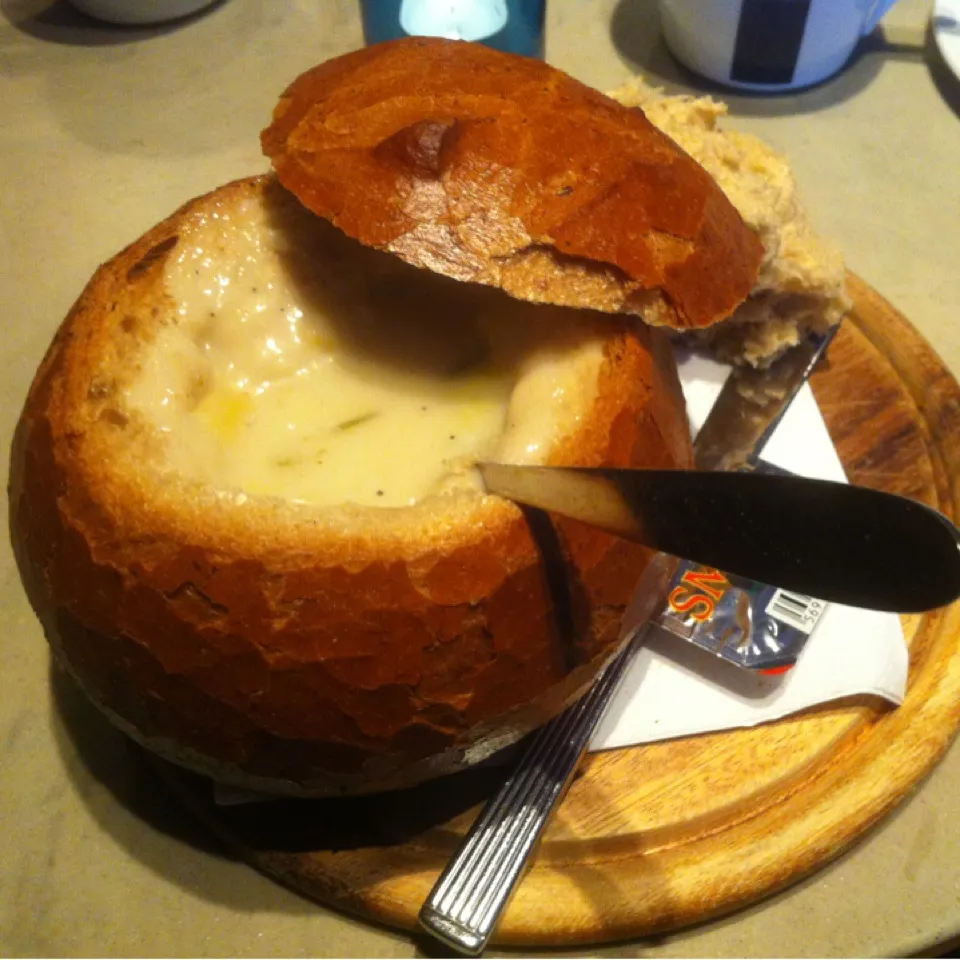 Potato and leek soup in bread.|Elaine Chauさん