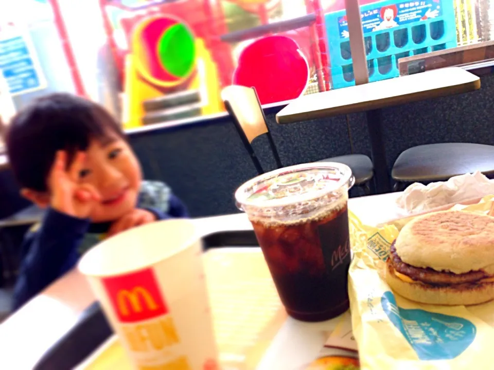 Snapdishの料理写真:Sausage muffin&Icecoffee☀朝マック|🌈Ami🍻さん