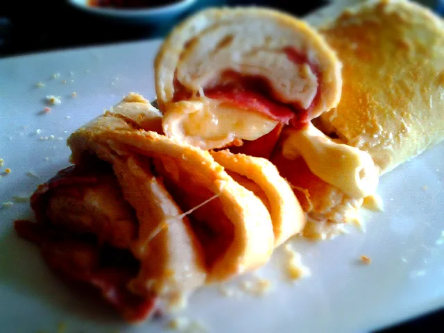 ham, pineapple and mozarele cheese stromboli <3|Grazeeさん