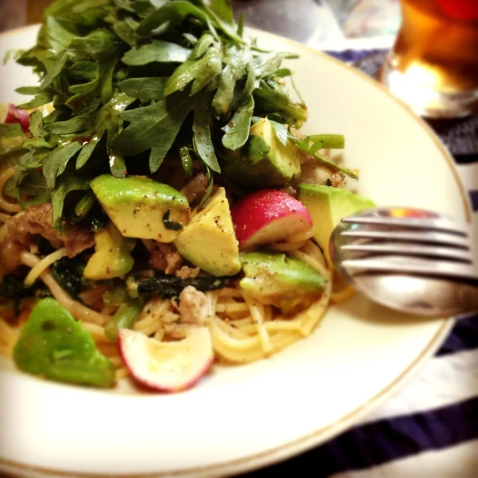 今日のトモコンダテは豚肉とアボカドと春菊のパスタ🍴💚|🇯🇵ともこちゃん。さん