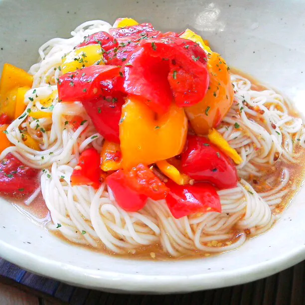 パプリカとトマトのお素麺でカッペリーニ|とだともさん