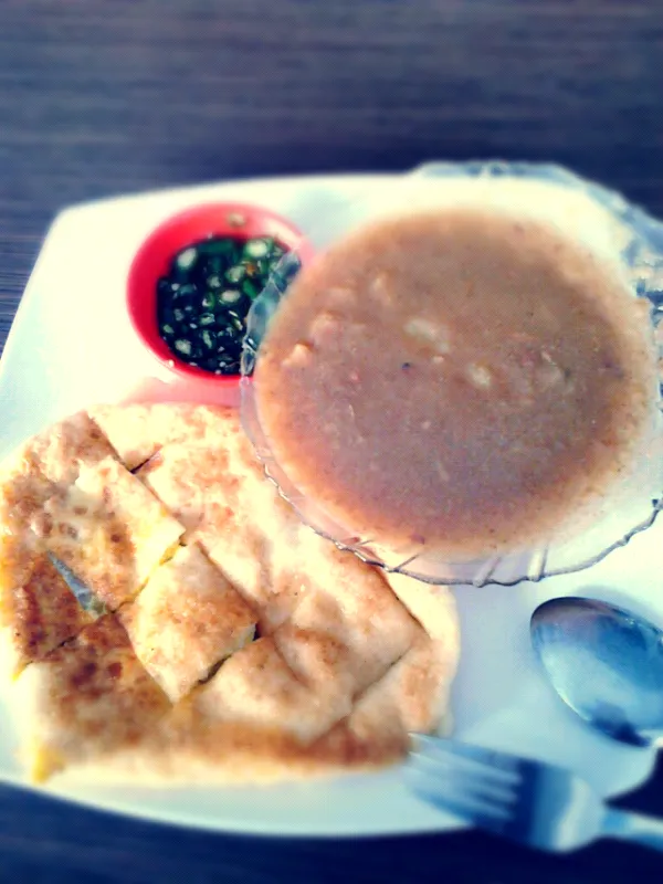 This is special food from Palembang, Indonesia. It called Martabak with curry sauce.|Tsalits annisaさん