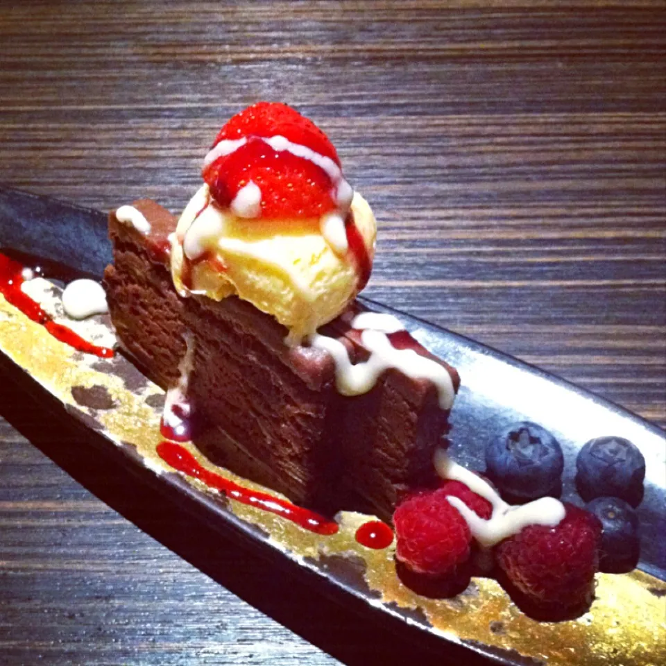 Chocolate cake with vanilla ice cream.|Elaine Chauさん