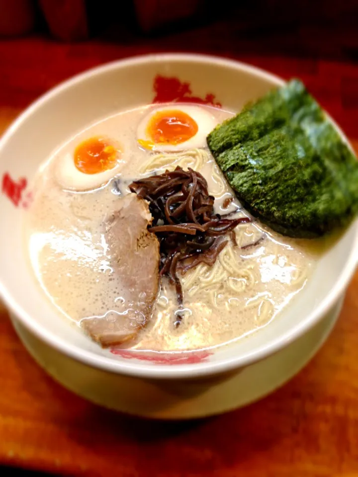 とんこつラーメン500円＋半熟たまご100円 替え玉は２玉まで無料というバカ安さ 美味いし満足（≧∇≦）|Keitaさん