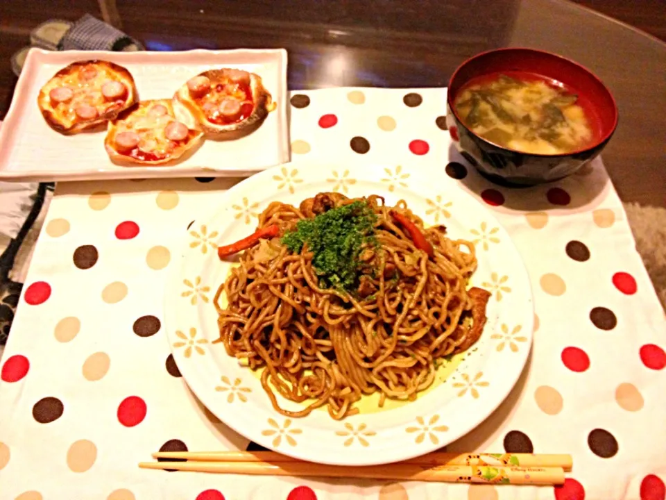 焼きそば、餃子の皮ピザ、味噌汁|なおさん