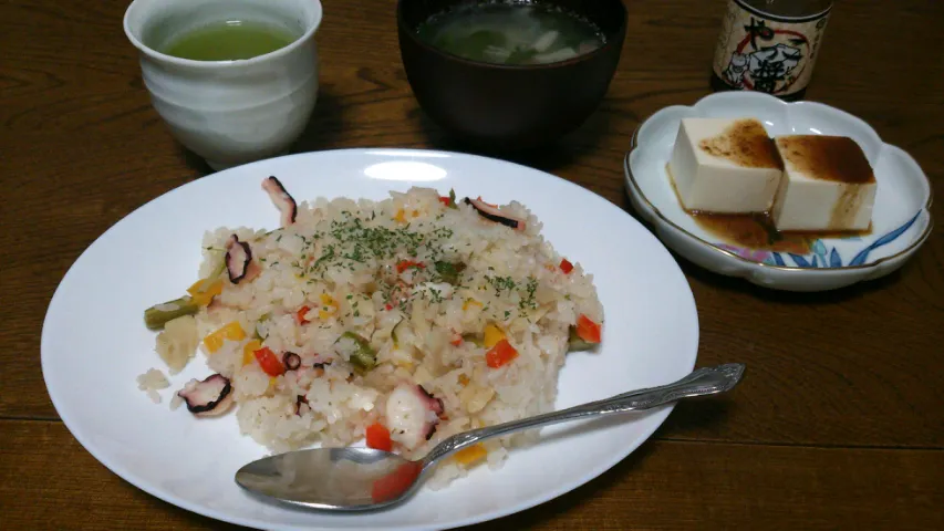 rirunonさんの蛸と帆立の洋風炊き込み御飯🐙＆冷奴＆春雨とワカメスープ|えっちゃんさん