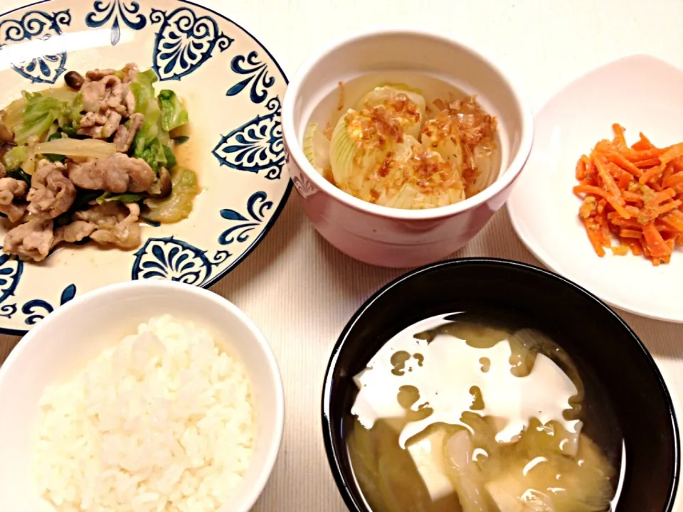 豚肉キャベツの炒め物,chiekoさんの美味しい新玉,人参胡麻和え,エリンギ豆腐ネギ味噌汁|マシューさん