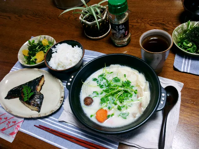 Snapdishの料理写真:ミルク鍋晩御飯|シェリリンさん