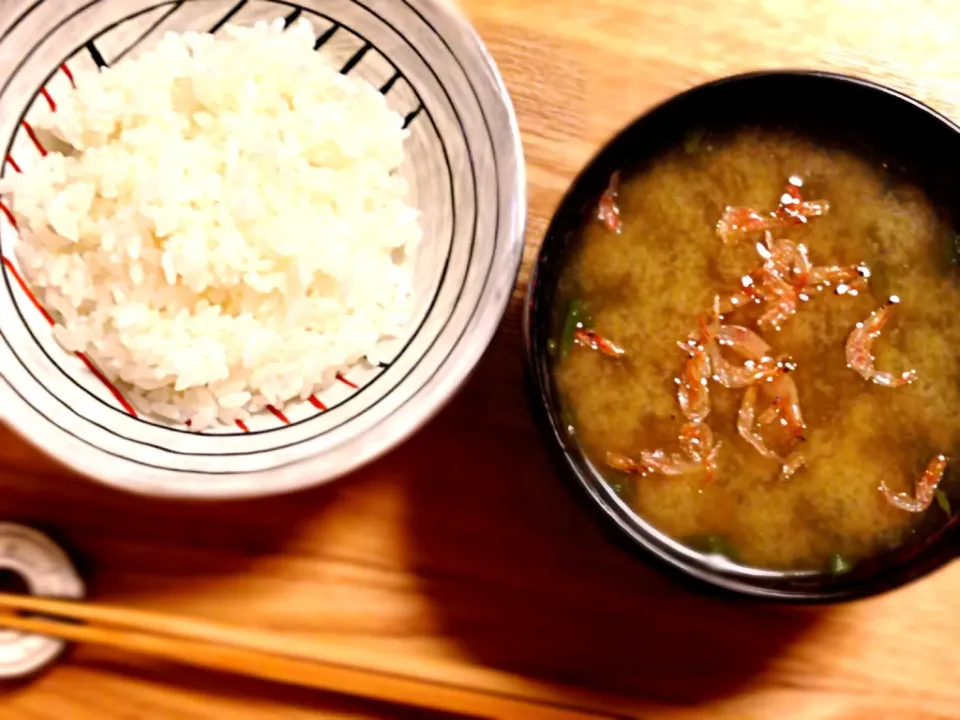 Snapdishの料理写真:新物めかぶと小エビの味噌汁、御飯|ユキさん