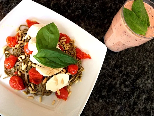 Buckwheat pesto pasta with pine nuts mozzarella and tomatoes and fruit smoothie|Melissa Besterさん