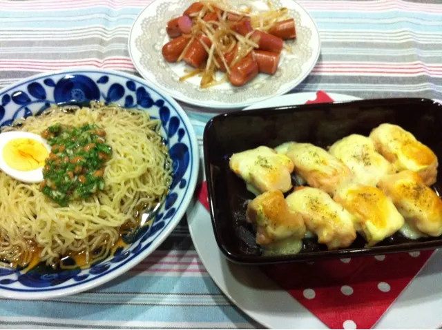 Snapdishの料理写真:水菜納豆ざるラーメン・鮭のマヨチーズ焼き・ウィンナーとモヤシ塩コショウ炒め|まーままさん