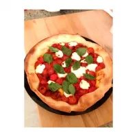 Snapdishの料理写真:Pizza de tomates Cherry, queso filadelfia y albahaca,|paulaさん