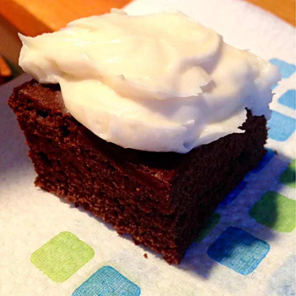 Snapdishの料理写真:Whoopie pie cake with vanilla cream.|Dean M Rogersさん