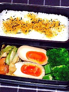 お弁当（ふりかけご飯、味付け卵、キャベツとウインナーの炒め物、ブロッコリー、オクラ）|すーさん