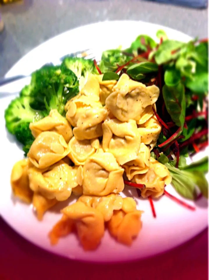 Stuffed pasta with salad and broccoli on the side x|🍓Jolejo🍓さん