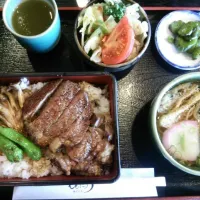 Snapdishの料理写真:三田牛ステーキ丼定食＼(^o^)／お値段はそれなりにしたけど、その価値が十分にあるご飯でした！おいしかった(*ノ▽ノ)|げんちゃんさん