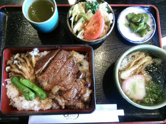 Snapdishの料理写真:三田牛ステーキ丼定食＼(^o^)／お値段はそれなりにしたけど、その価値が十分にあるご飯でした！おいしかった(*ノ▽ノ)|げんちゃんさん