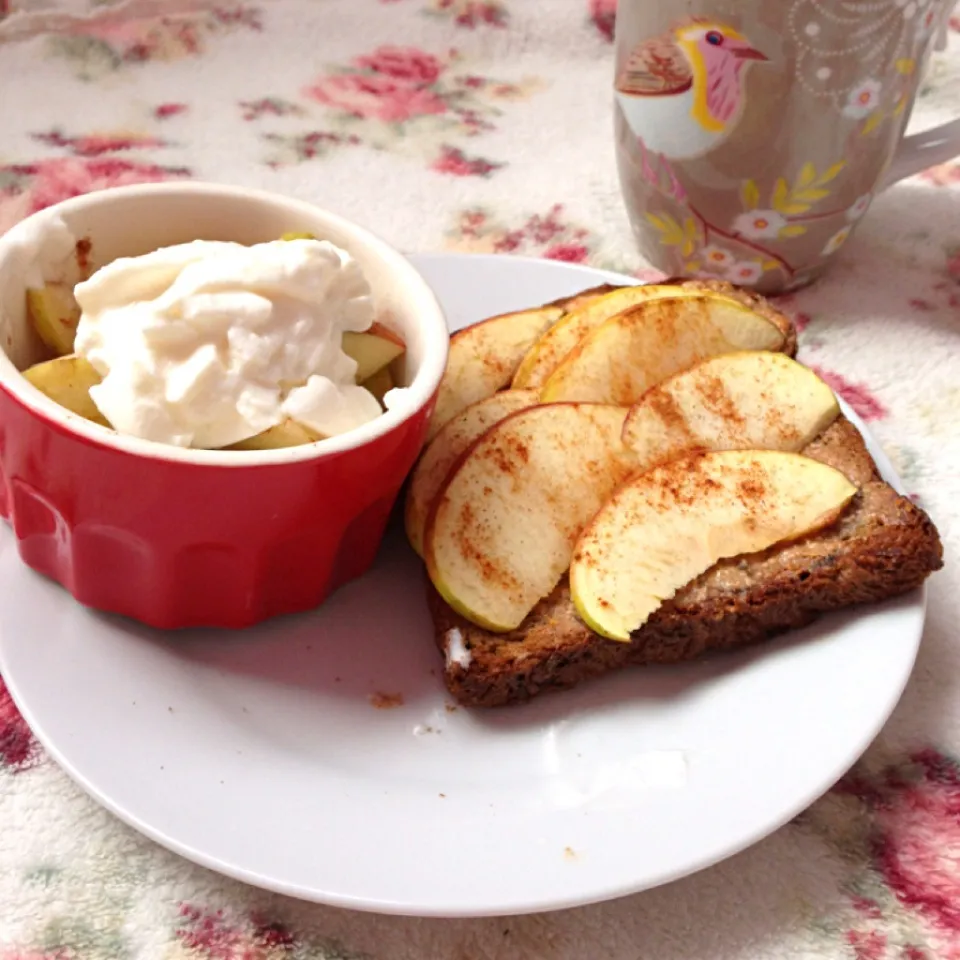 Raisin muesli bread with peanut butter and apple slices, apple cinnamon with Greek yoghurt|Rianneさん