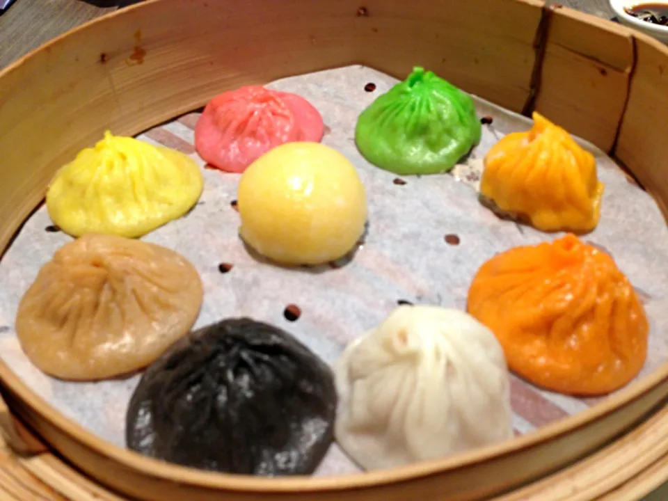 Snapdishの料理写真:multi-flavored XiaoLongBao|hweeyhさん