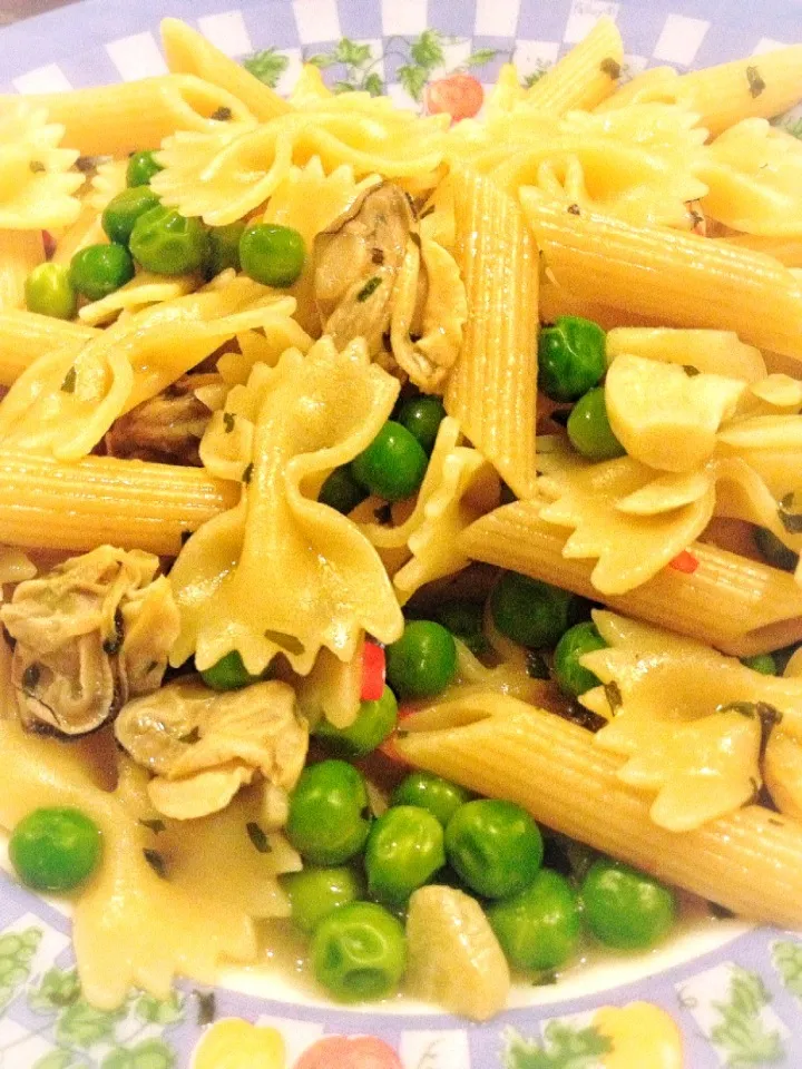 Snapdishの料理写真:Pasta with peas and clams|michelleさん