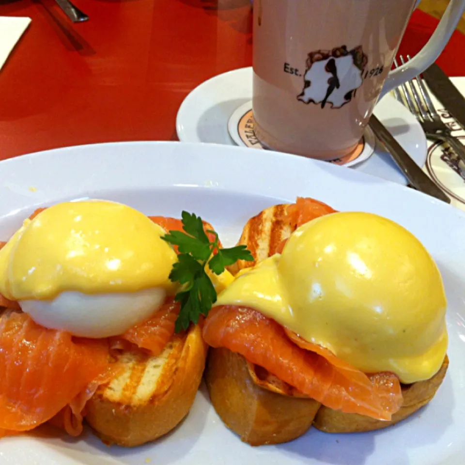 Snapdishの料理写真:Egg Benedict with salmon.|Elaine Chauさん