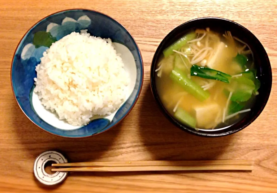 小松菜エノキ豆腐の味噌汁、御飯|ユキさん