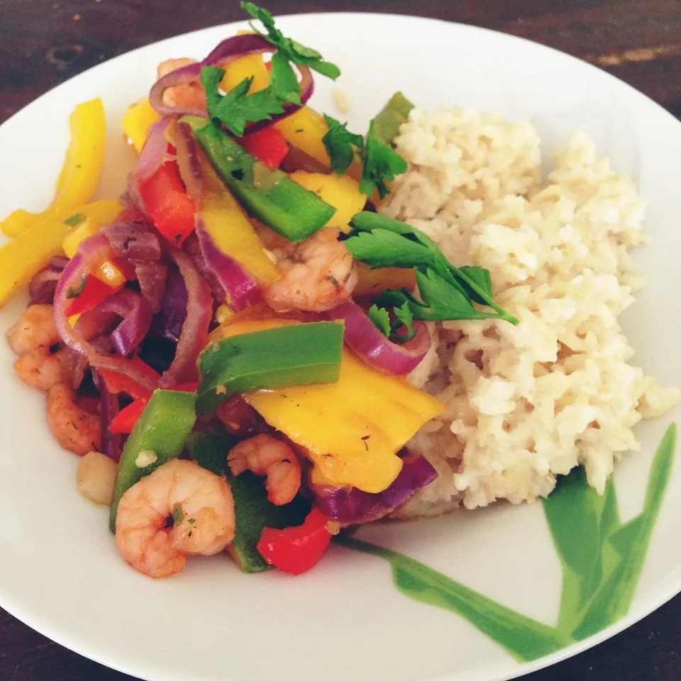 Snapdishの料理写真:Coconut rice with bell peppers, onion, mango and garlic shrimps|Rianneさん