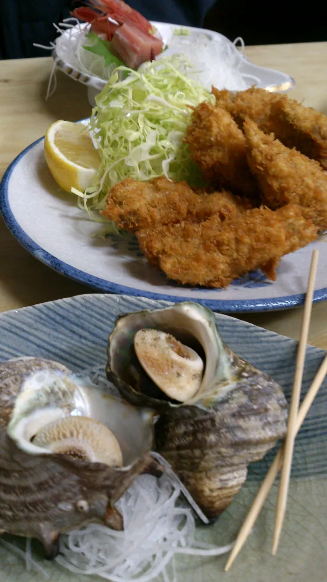 Snapdishの料理写真:【沼津港 むすび屋】サザエの壺焼き太刀魚のフライ|うめロクさん