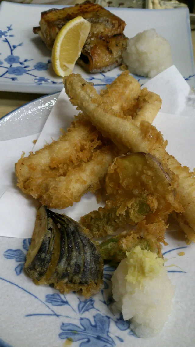 Snapdishの料理写真:【沼津港 むすび屋】太刀魚の塩焼き天麩羅盛り合わせ|うめロクさん