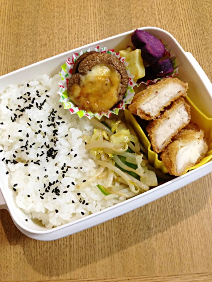 Snapdishの料理写真:白身魚フライ弁当。シイタケのチーズ焼きは食べてくれるかな…？|さくちゃんさん