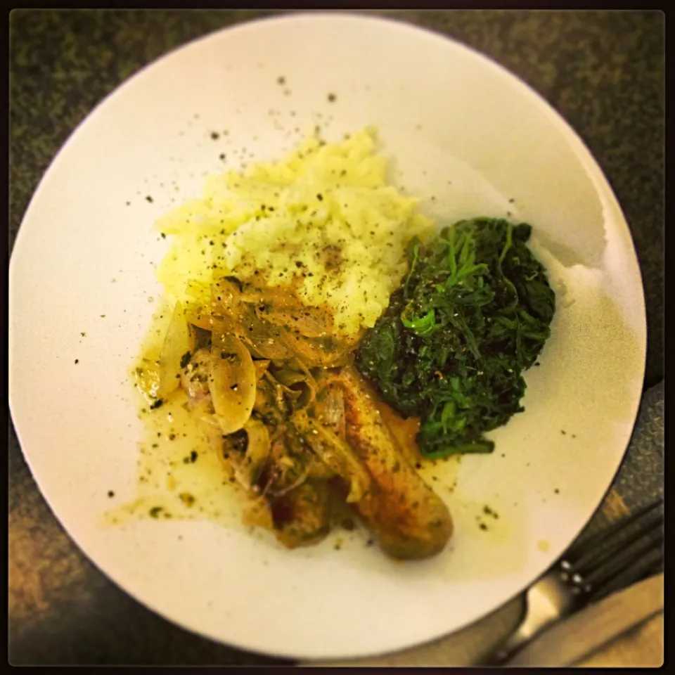 Snapdishの料理写真:British bangers and mash, Sauté spinach, ソーセージの玉ねぎ白ワイン煮込み、チーズ入りマッシュポテト、ほうれん草炒め|ずきみくさん