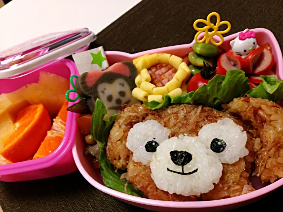 チビの幼稚園弁当。月1だから楽ー。ちょっとうまくできなかったけどダッフィーのつもり（笑）|めぐっぺさん