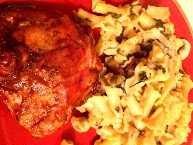 Grilled BBQ Chicken with pasta in a mushroom sauce.|amyさん