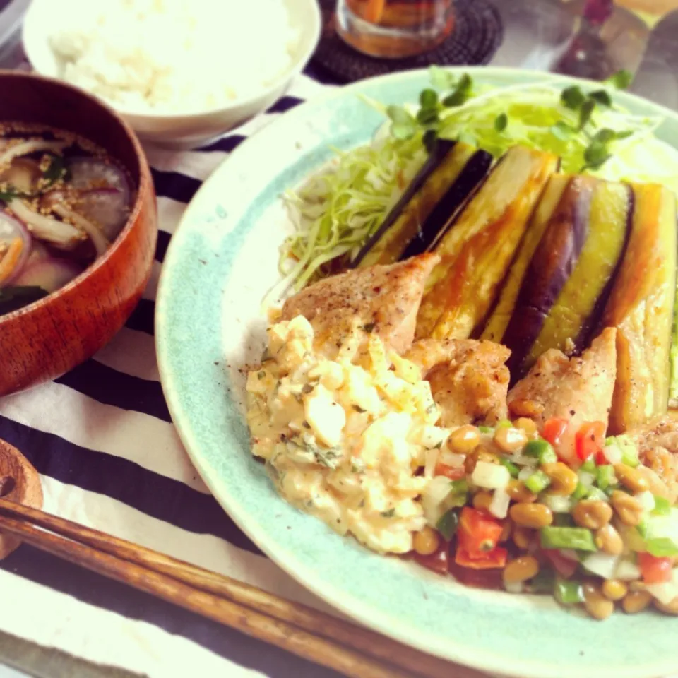 今日のトモコンダテは塩麹鶏の照り焼き2種のソースで🍳🍅🍚✨|🇯🇵ともこちゃん。さん