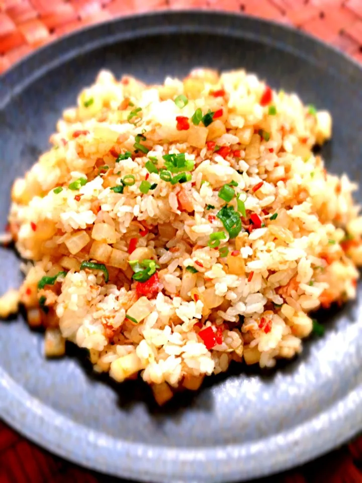 Snapdishの料理写真:Fried rice of salmon flakes and radish🐟鮭フレークと大根の炒飯|🌈Ami🍻さん