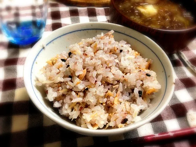 Snapdishの料理写真:三陸産真鱒の五穀米炊込みごはんと ふのりの味噌汁|miyacoさん