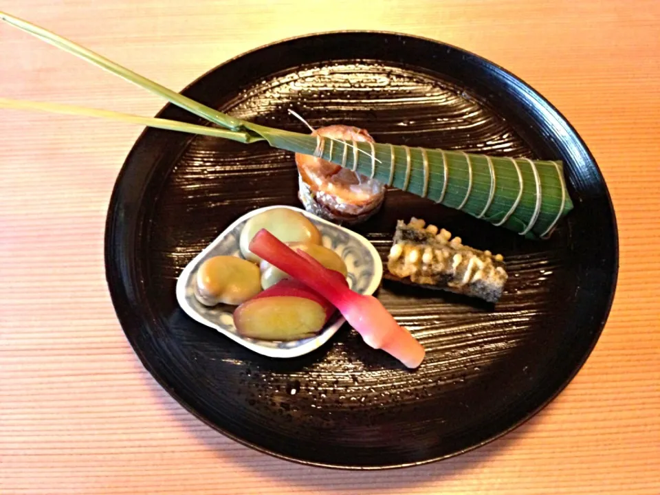 八寸 鯛ちまき寿し 四十日芋蜜煮 蝦蛄黄味揚げ 独活 太刀魚八幡巻き 空豆醤油焚き|ハギーさん