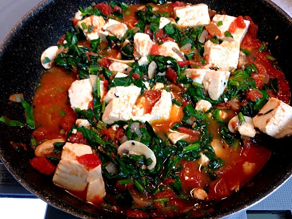 Spinach, tomato, mushroom and tofu curry|Kirsten Adachiさん