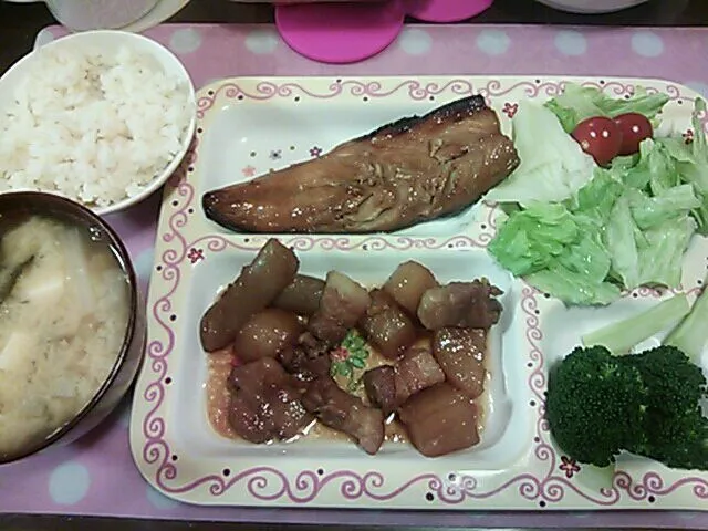 Snapdishの料理写真:鯖みりん焼き&豚肉マーマレード煮大根入り&サラダ&味噌汁|クラキティさん