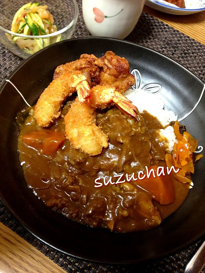 昨日のカレーにお弁当の残りのエビフライと鶏唐揚げトッピング|suzuchan🐶さん