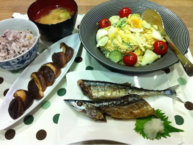 さんま塩焼き・椎茸バター醤油焼き・雑穀米ご飯・マカロニゆで卵サラダ・豚肉と玉ねぎ味噌汁|まーままさん