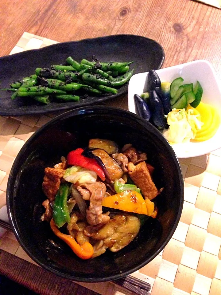 野菜たっぷり豚肉と野菜の味噌炒め丼🍆いんげんの黒胡麻和え、お漬物🍀|まみりんごさん