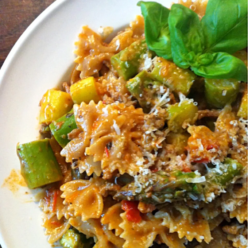 Farfalle met gehakt, groene asperges, tomatensaus en beetje room.|petitさん