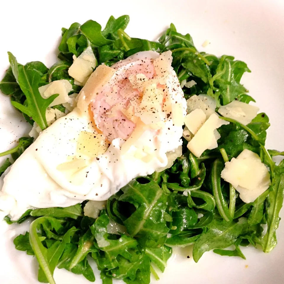 Poached eggs, rocket and Parmesan cheese with anchovy mustard dressing.|Cynthiaさん