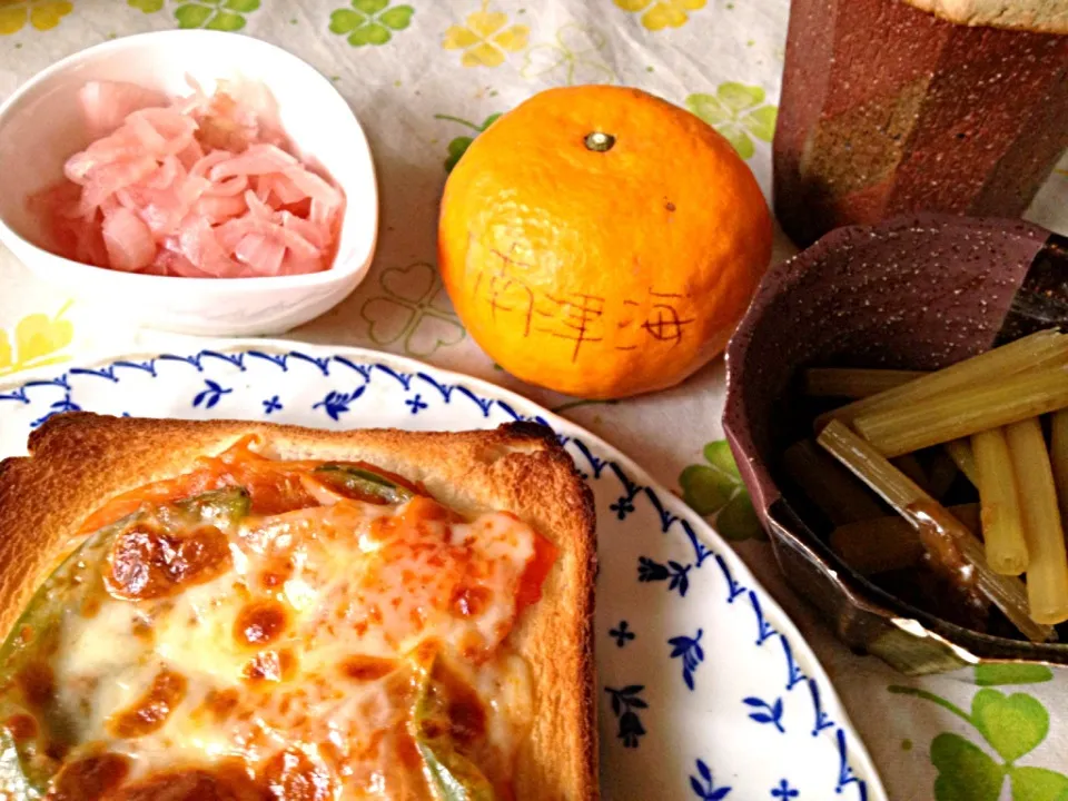 ピザトースト   リンゴ酢玉ねぎ   蕗の煮浸し    新しい柑橘、南津海 ナツミ     カフェオレ|mari miyabeさん