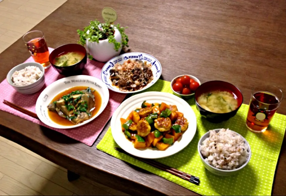 Snapdishの料理写真:肉団子とかぼちゃの甘辛あん、鰈の煮付け、茄子と椎茸のおかか和え、ミニトマト、長ねぎのお味噌汁、雑穀ご飯|pentarouさん