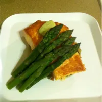 Pan seared organic salmon with roasted asparagus topped with dill butter|Mark Nataliさん